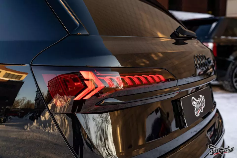 Audi Q7. Оклейка кузова в глянцевый полиуретан Llumar и лёгкий антихром!